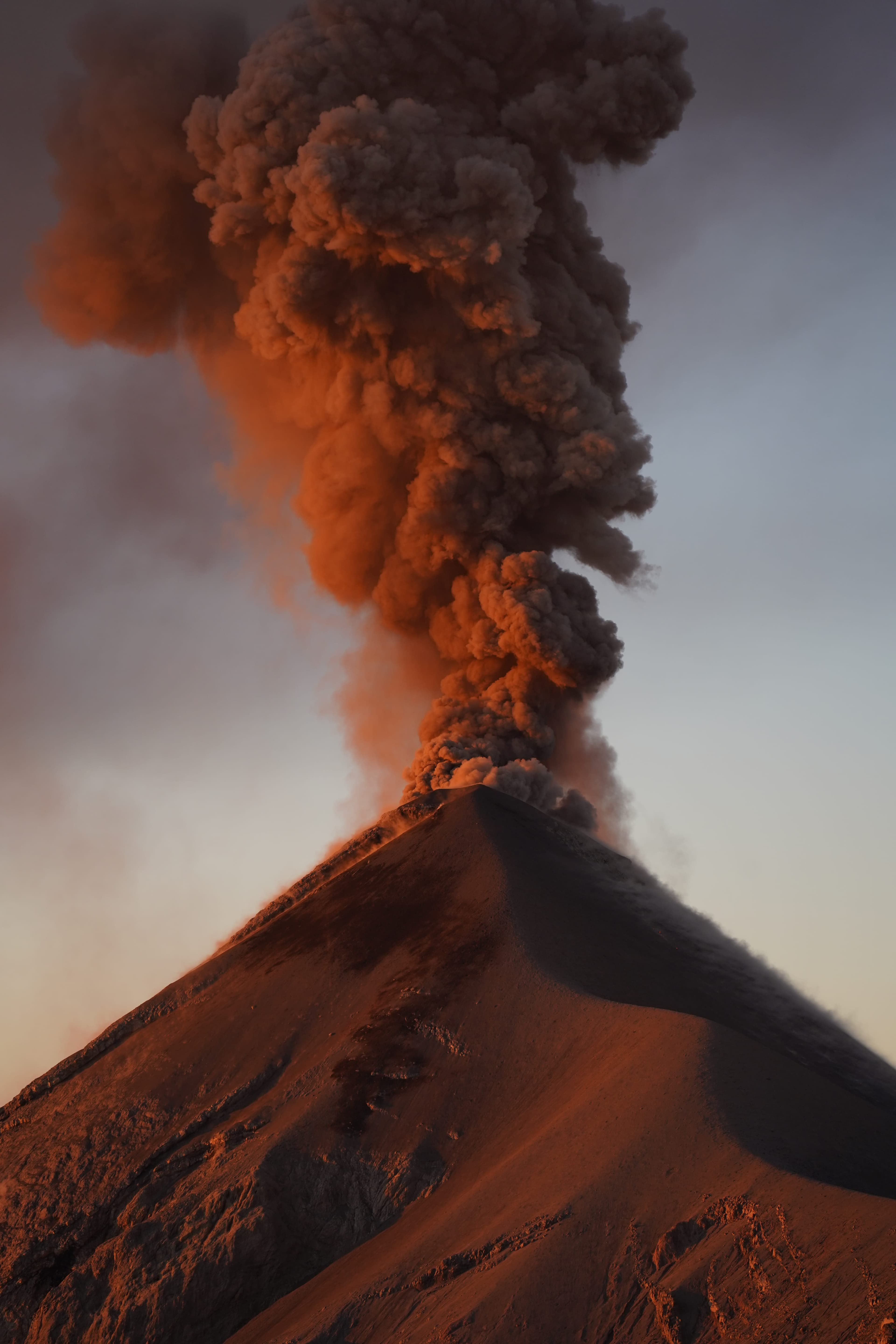 Volcán de Fuego erupting